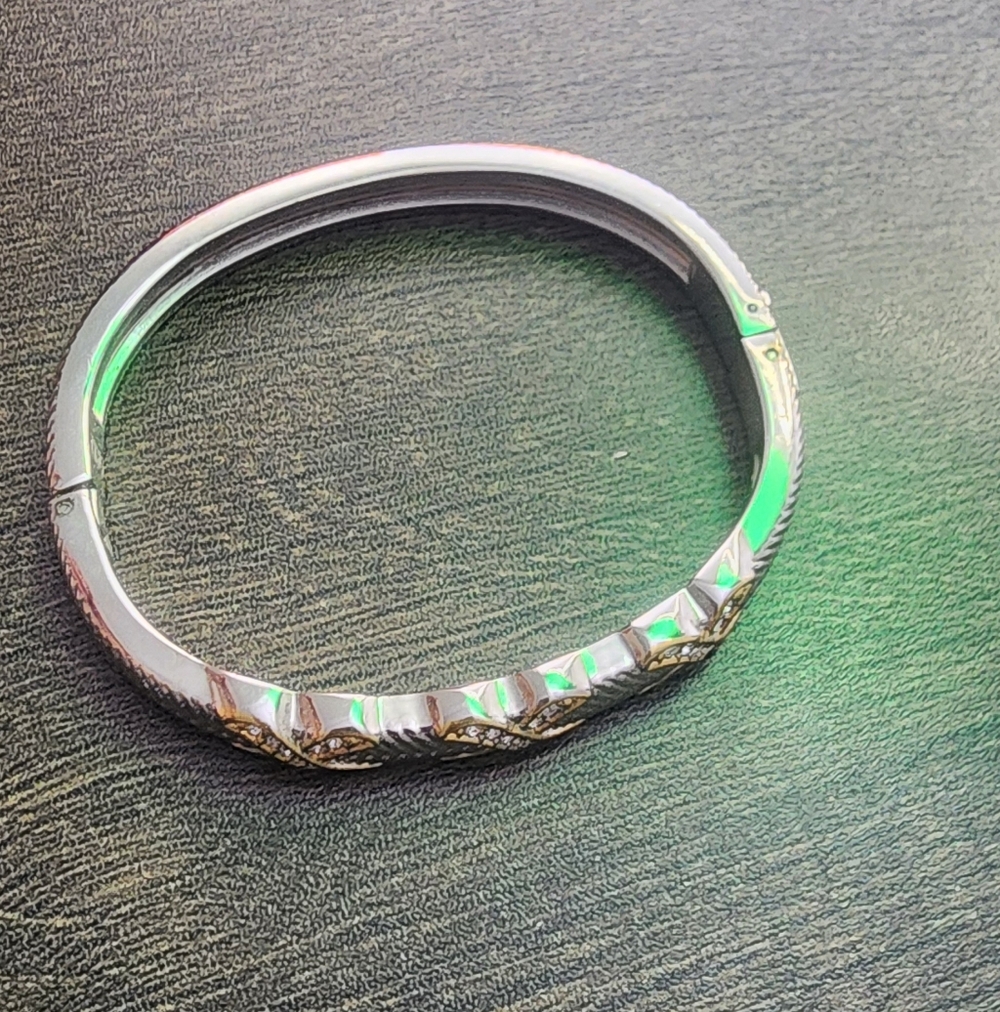 Elegant Silver‎ Tone Bracelet - Picture 3 of 5